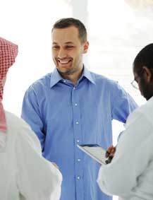 Reunión de negocios entre un ingeniero occidental y sus colegas árabes